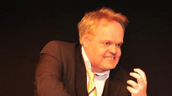 Stephan Bach brilliert als betrogener Ehemann in der Tragikomödie "Dreier", inszeniert von Nina Lorenz von der Theaterwerkstatt Haßfurt.