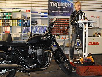 Biker-Romantik nur im Vordergrund. Der neue Roman von Volker Backert, den er bei Motorrad-Reinhard vorstellte, konfrontiert mit schrecklichen Verbrechen.  Foto: Carolin Herrmann