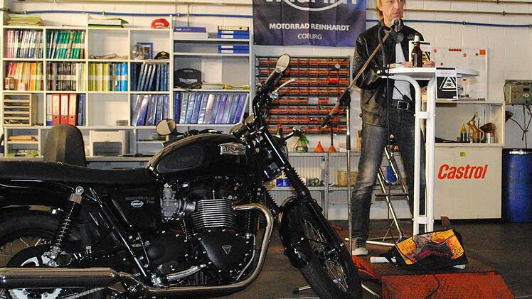 Biker-Romantik nur im Vordergrund. Der neue Roman von Volker Backert, den er bei Motorrad-Reinhard vorstellte, konfrontiert mit schrecklichen Verbrechen.  Foto: Carolin Herrmann