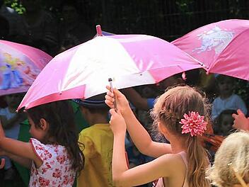 Das Soziale Netz bietet den Menschen in Deutschland gewissermaßen einen Schutzschirm. Dieser verursacht auch im Landkreis seit Jahren steigende Kosten. Foto: Heike Beudert