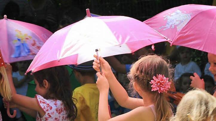 Das Soziale Netz bietet den Menschen in Deutschland gewissermaßen einen Schutzschirm. Dieser verursacht auch im Landkreis seit Jahren steigende Kosten. Foto: Heike Beudert