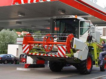 Auch ein Mähdreschers muss mal an die Tankstelle - wie hier in Egloffstein. Die Gemeinde setzt indes auf günstigeres "Tanken" per Strom, da man ein eigenes Stromnetz unterhält. Foto: Reinhard Löwisch