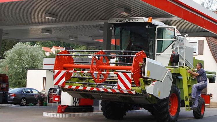 Auch ein Mähdreschers muss mal an die Tankstelle - wie hier in Egloffstein. Die Gemeinde setzt indes auf günstigeres "Tanken" per Strom, da man ein eigenes Stromnetz unterhält. Foto: Reinhard Löwisch