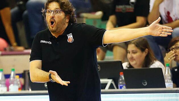Gewohnt gestenreich: Der Bamberger Trainer Andrea Trinchieri. Foto: Daniel L&ouml;b