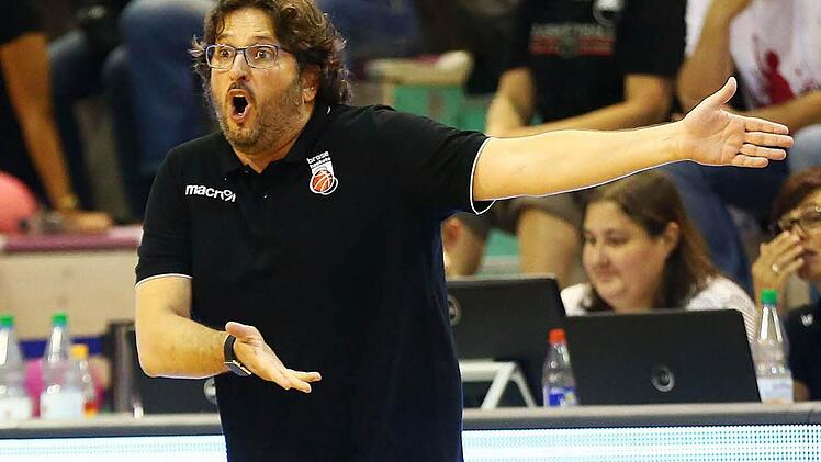 Gewohnt gestenreich: Der Bamberger Trainer Andrea Trinchieri. Foto: Daniel L&ouml;b