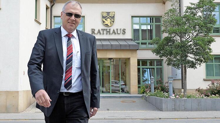 Volker Dittrich, der "Kapitän" im Zapfendorfer Rathaus Foto: Ronald Rinklef