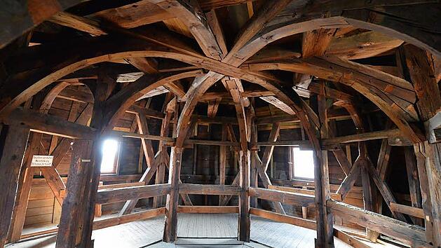 Ein Wahrzeichen der Stadt ist akut sanierungsbed&uuml;rftig: Dachkonstruktion in der Turmkuppel von Schloss Geyersw&ouml;rth.  Fotos: Ronald Rinklef