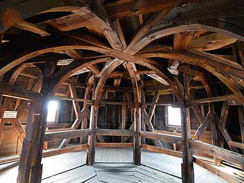 Ein Wahrzeichen der Stadt ist akut sanierungsbedürftig: Dachkonstruktion in der Turmkuppel von Schloss Geyerswörth.  Fotos: Ronald Rinklef