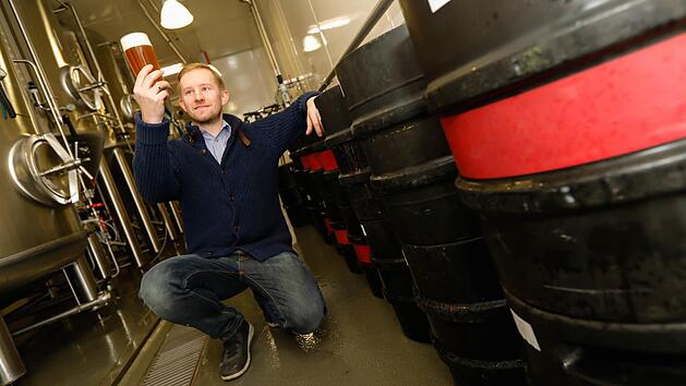Der Greifenklau-Bock ist die Grundlage f&uuml;r Sigmund Brockards Spezial-Sorten (in den kleinen F&auml;ssern rechts), die am Dreik&ouml;nigstag durch den Zapfhahn flie&szlig;en. Foto: Matthias Hoch