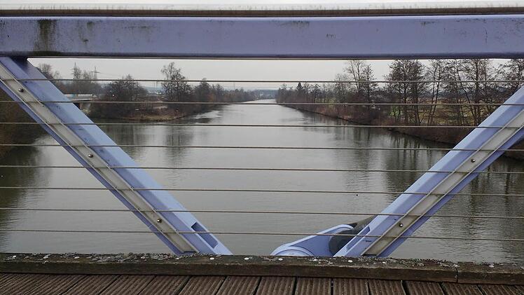Blick von der "Milka"-Brücke in Forchheim auf den Kanal Foto: rm