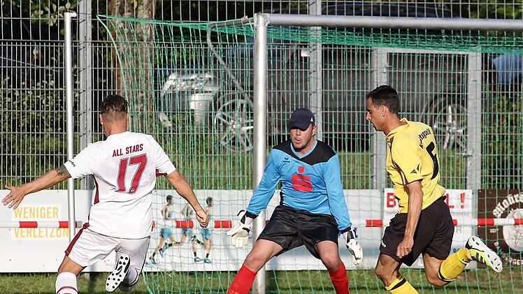 Mit der Erfahrung aus 304 Bundesligaspielen schiebt Martin Driller (l.) den Ball vorbei an Torwart Christian Horcher und Markus Grasser (r.) zum 1:1 ins Bamberger Tor. Fotos: sportpress