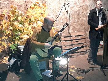 Zum Reformationsjubiläum trug Pfarrer Thomas Braun (rechts) Auszüge aus Martin Luthers Tischreden vor. Carlo Hilsdorf umrahmte die Wortbeiträge mit Musik aus der Zeit vor 500 Jahren. Der historische Weißenbacher Kirchenkeller bildete ein ideales Ambiente für die eindrucksvolle Veranstaltung.             Foto: Rolf Pralle