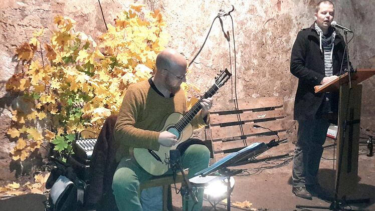 Zum Reformationsjubiläum trug Pfarrer Thomas Braun (rechts) Auszüge aus Martin Luthers Tischreden vor. Carlo Hilsdorf umrahmte die Wortbeiträge mit Musik aus der Zeit vor 500 Jahren. Der historische Weißenbacher Kirchenkeller bildete ein ideales Ambiente für die eindrucksvolle Veranstaltung.             Foto: Rolf Pralle