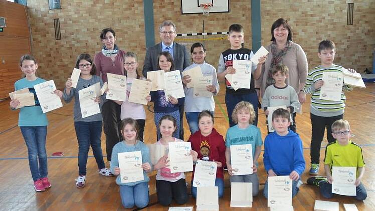 Strahlende Kinderaugen gab es nach bestandener Abschlussprüfung und Erhalt der Urkunden. Mit im Bild hinten von links, Heike Bittner (Trainerin), Bürgermeister Rainer Detsch, Rektorin Astrid Kestel.