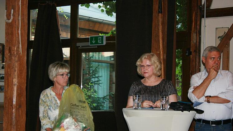 Ursula Eberle-Berlips zeigte sich hilfsbereit und brachte Paul Schnell seinen Plastikmüll direkt an den Podiumstisch.Maria Löffler