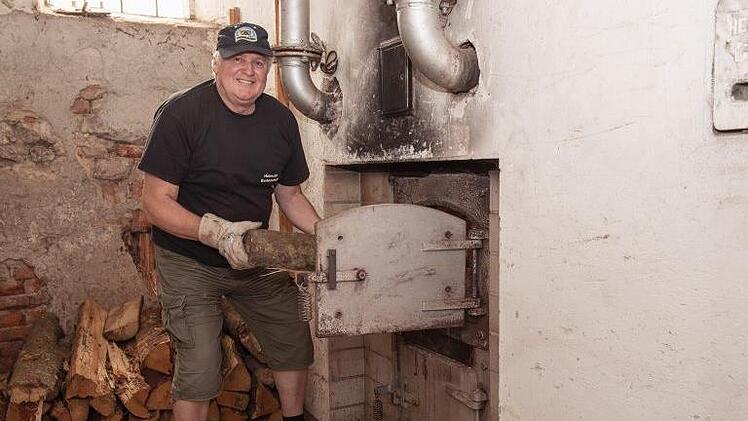 Helmuth Bodenstein, fränkischer Hobbybrauer, ist Feuer und Flamme für den Oberpfälzer Zoigl. Hier heizt er gerade den Sudkessel an.  Fotos: Jens Bodenstein