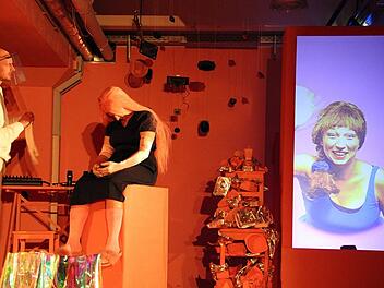 Szenenbild mit Valentin Bartzsch, Ursula Gumbsch und Aline Joers aus der Auff&uuml;hrung "Ab jetzt" im Ertl-Zentrum Foto: Werner Lorenz