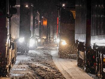 Lkw bleiben im Schnee stecken