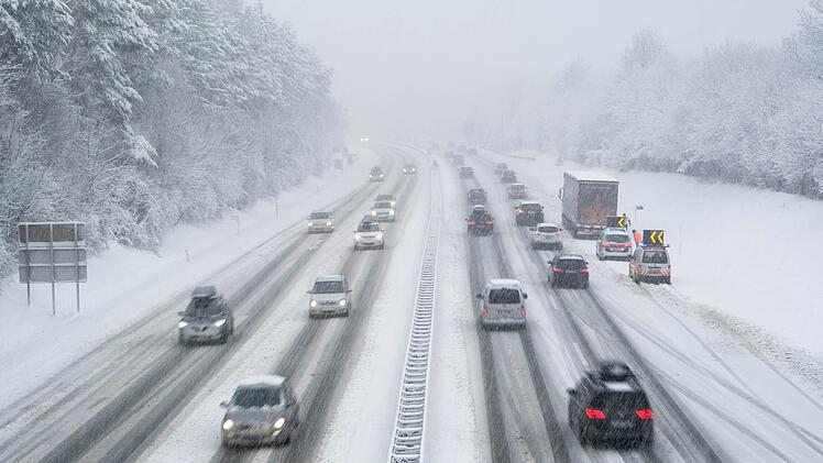 Reise, Winterreifen - snow covered highway in austria with cars out of focus