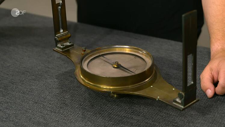 F&uuml;r den Kompass zur Landvermessung von Lewert Berlin w&uuml;nschte sich Hans 800 Euro. Der Sch&auml;tzwert lag mit 400 bis 600 Euro drunter.
