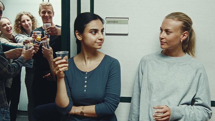 Isra Al-Husseini (Bayan Layla, links) und Katja Seibert (Jeanne Goursaud) vom LKA in NRW feiern mit dem Team einen Ermittlungserfolg.