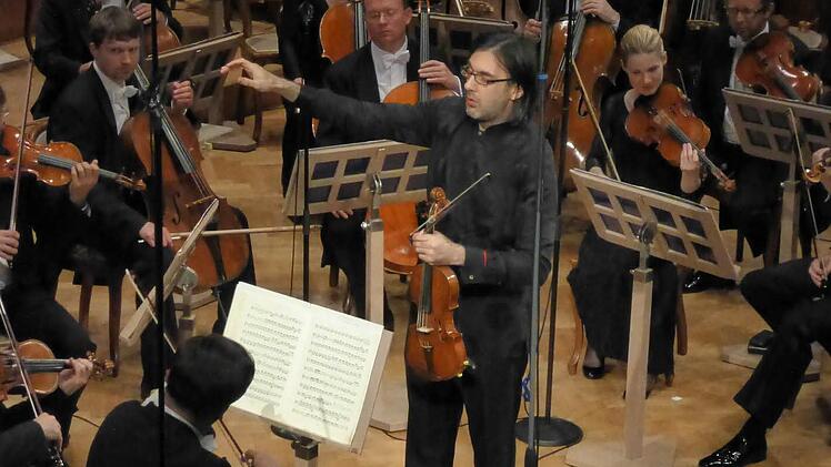 Sobald die Geige schweigen musste, dirigierte Leonidas Kavakos die Wiener Symphoniker.Foto: Thomas Ahnert