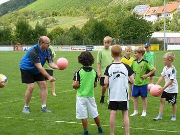 Volleyball-Bundeswehr-Nationalteammanager Dietmar Gleisl begeistert den Ramsthaler Nachwuchs. Foto: Andreas Lomb