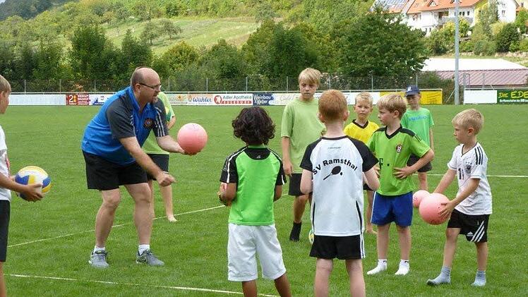 Volleyball-Bundeswehr-Nationalteammanager Dietmar Gleisl begeistert den Ramsthaler Nachwuchs. Foto: Andreas Lomb