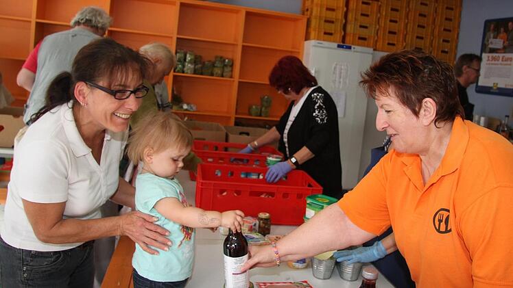 Zwei Mal pro Woche ist der Andrang im Tafelladen in Kulmbach groß. Viele Familien mit Kindern sind auf die Versorgung durch die Tafel angewiesen. Fotos: Sonja Adam