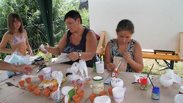 Beim Basteln. Foto: Sonja Adam