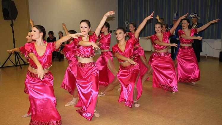 Ein Hauch von Asien: Die Marschtanzgarde des MCC, in der Akteure aus dem Landkreis Lichtenfels tanzen, mit ihrem Schautanz. Foto: Stephan Stöckel