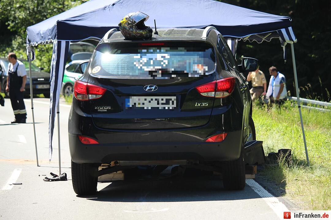 Motorradfahrer stuerzt und rutscht in Gegenverkehr - Biker verstirbt noch am Unfallort