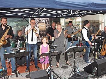 "Y-Not" begeisterte die vielen Besucher auf dem S&auml;umarkt. Hier holten sie sich eine Verst&auml;rkung durch ein f&uuml;nfj&auml;hriges M&auml;dchen.