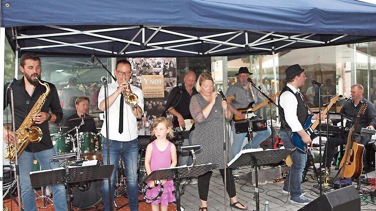 "Y-Not" begeisterte die vielen Besucher auf dem S&auml;umarkt. Hier holten sie sich eine Verst&auml;rkung durch ein f&uuml;nfj&auml;hriges M&auml;dchen.