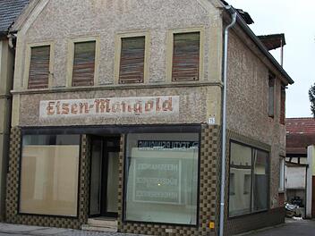 Das einstige Geschäftshaus eines Eisenwarenhändlers in der Kapellenstraße, früher fürwahr ein Kommunikations-Zentrum,, könnte als Anlaufstelle für die Bürgernetzgemeinschaft dienen.   Foto: Ralf Kestel
