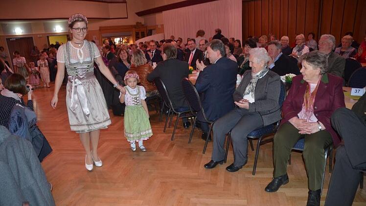 Große und kleine Models faszinierten mit einem farbenfrohen Augenschmaus und sorgten für viel Spaß mit einer Trachtenmodenschau