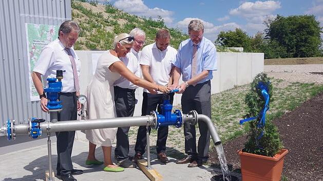 Wasser marsch (von links): Landrat Klaus L&ouml;ffler, B&uuml;rgermeisterin Susanne Grebner, FWO-Vorsitzender Heinz K&ouml;hler, MdL J&uuml;rgen Baumg&auml;rtner und Staatsminister Marcel Huber drehen auf. Foto: Heike Sch&uuml;lein