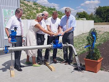 Wasser marsch (von links): Landrat Klaus Löffler, Bürgermeisterin Susanne Grebner, FWO-Vorsitzender Heinz Köhler, MdL Jürgen Baumgärtner und Staatsminister Marcel Huber drehen auf. Foto: Heike Schülein