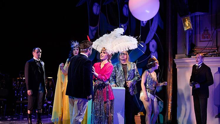 Turbulent und unterhaltsam: Szene aus Eduard Künnekes Operette "Der Vetter aus Dingsda" am Landestheater Coburg.Foto: Sebastian Buff