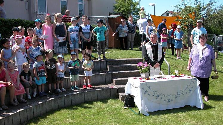 Pfarrer Dominik Kesina segnet den neuen Spielplatz am Haus für Kinder in Haard.  Foto: Ewald Kiesel