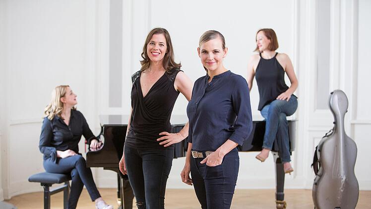 Das Ensemble "Salut Salon" setzt sich zusammen aus Olga Shkrygunova (Klavier), Iris Siegfried und Angelika Bachmann (Violine) sowie Anna-Lena Perenthaler (Violoncello). Foto: Christina Koerte
