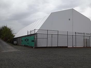 Maßbach hat eine neue Tennis-Halle, die "Dr.-Blaßdörfer-Arena". Foto: Hartmut Hessel