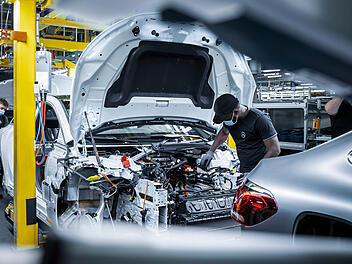 Die vollelektrische Business-Limousine EQE ist im Mercedes-Benz Werk Bremen in die laufende Serienfertigung integriert.