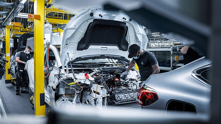 Die vollelektrische Business-Limousine EQE ist im Mercedes-Benz Werk Bremen in die laufende Serienfertigung integriert.