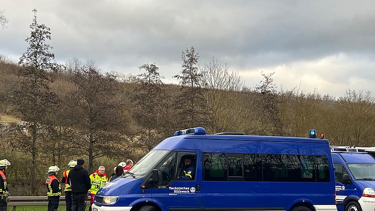 Schwerer Unfall bei Kitzingen: Autofahrerin (24) stirbt bei Kollision mit Linienbus