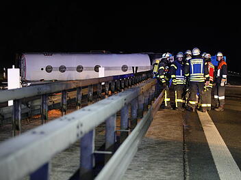 Kreis Ansbach: Gefahrgut-Alarm auf der A6: Tanklaster umgekippt - Autobahn stundenlang gesperrt