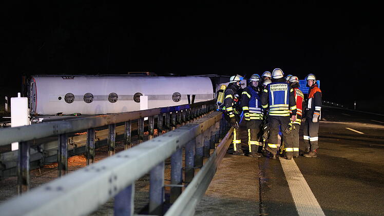 Kreis Ansbach: Gefahrgut-Alarm auf der A6: Tanklaster umgekippt - Autobahn stundenlang gesperrt