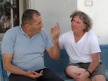Freunde und Menschenrechtsaktivisten im Nahostkonflikt: Eliaz Cohen (rechts) und Khaled Abu Awwad treffen sich an einem eigens eingerichteten Versöhnungsort.