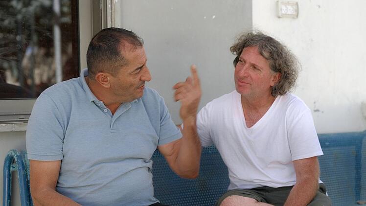 Freunde und Menschenrechtsaktivisten im Nahostkonflikt: Eliaz Cohen (rechts) und Khaled Abu Awwad treffen sich an einem eigens eingerichteten Versöhnungsort.