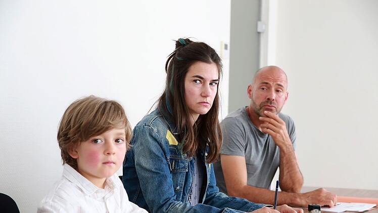 Eva H&uuml;tter (Nadine Dubois) k&auml;mpft vor Gericht f&uuml;r das Sorgerecht an ihrem f&uuml;nfj&auml;hrigen Sohn Benjamin (Lio Vonnemann, links), das sie zu verlieren droht.